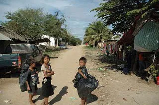 ゴミを拾う子供